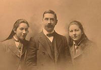 Dora, Isidore and Mary de Beer, Dunedin c.1900. Hocken Library.